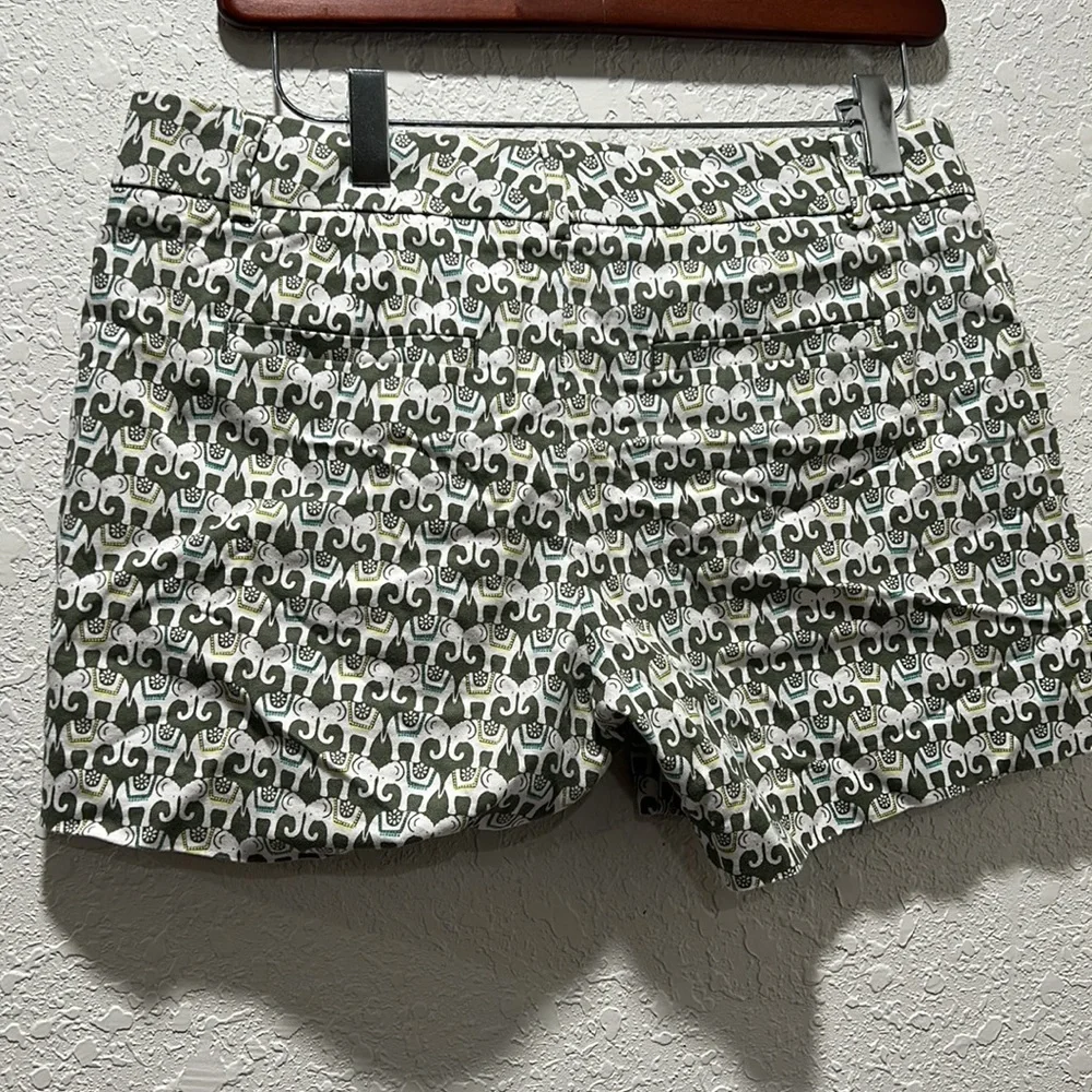 Banana republic elephant 🐘 print Hampton chino shorts size 2 GUC..